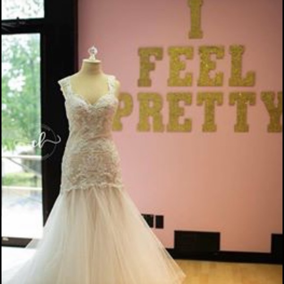 Wedding gown - Picture 4 of 6